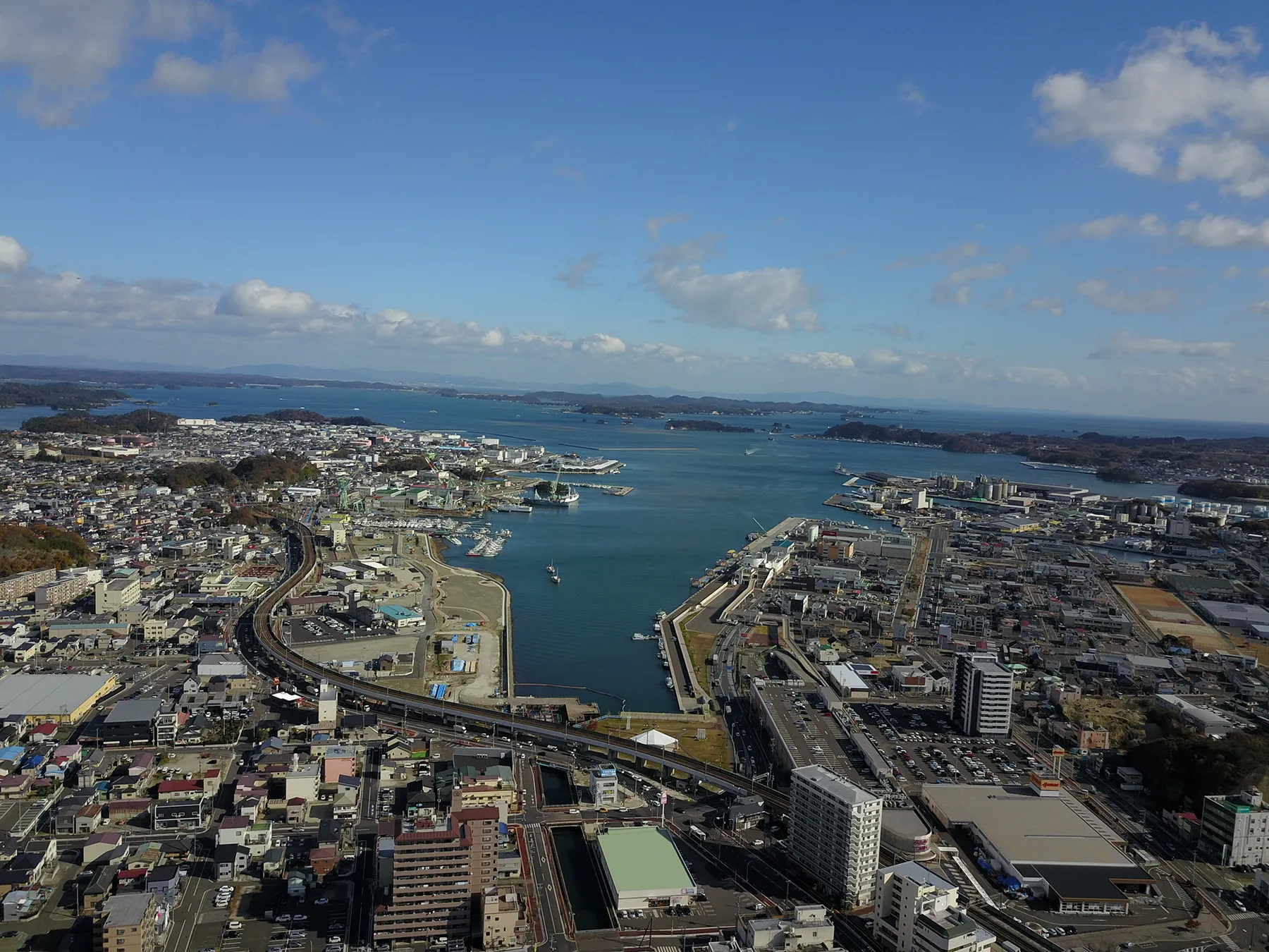 塩釜港とまちなみの航空写真