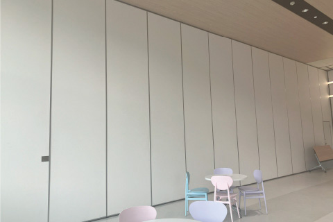可動間仕切り（スライディングウォール）