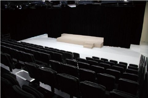 客席上段からステージを見た図