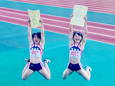 女子100m優勝の佐藤美里さん（左）と4位入賞の郷右近美優さん（左）