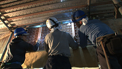 耐震補強パネルを設置する職人たち