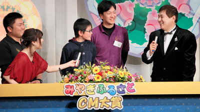 CMについて語る渡辺徹さん（右）、 阿部美里アナ（左）、大賞を受賞した涌谷町の皆さん