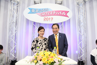 司会を務めた江口ともみさん（左）ルー大柴さん（右）