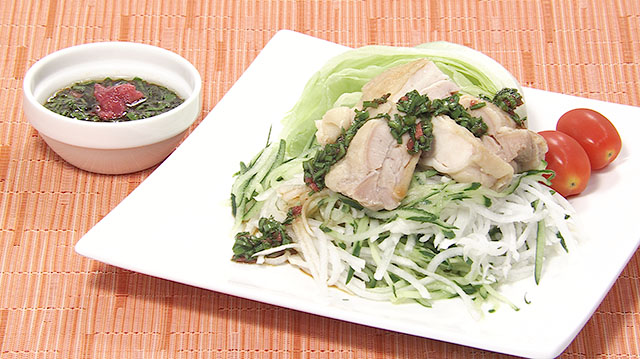 レンジ蒸し鶏と野菜のボリュームサラダ　梅ニラたれ