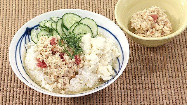 梅味噌鶏そぼろで　冷やし茶漬け