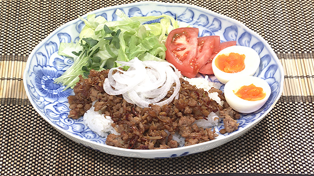 新玉ねぎをトッピング　挽き肉炒めのサラダごはん