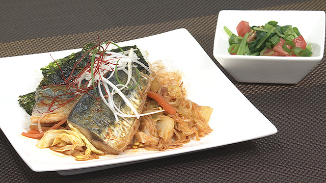 サバのコチュジャン煮 根三つ葉トマト和え