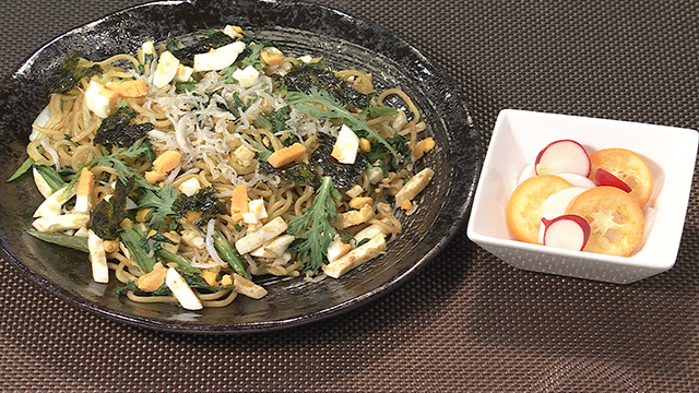 春菊と卵の焼きそば カブと金柑のサラダ