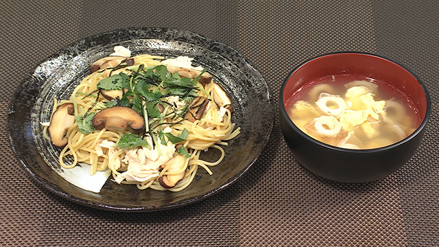 レンジ蒸し鶏の和風パスタ 卵と竹輪のスープ