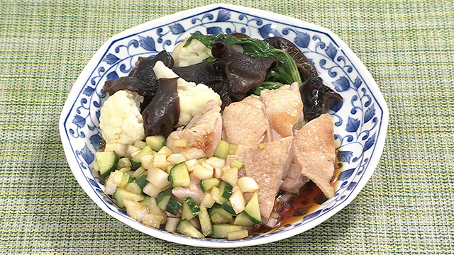 蒸し鶏とキクラゲの野菜タレ