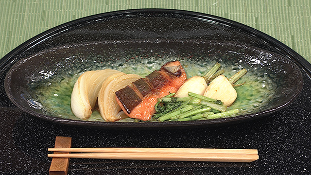 銀鮭と新玉葱・蕪のバターしょうゆ焼き
