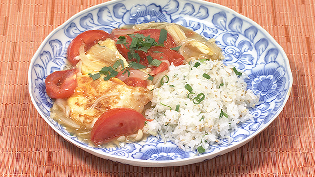 半折り卵のフレッシュトマトあん&しらすごはん
