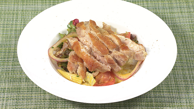 自家製にんじんドレッシングとチキンソテー入りサラダ