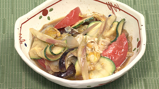 こんにゃくと野菜のすき焼き風卵とじ