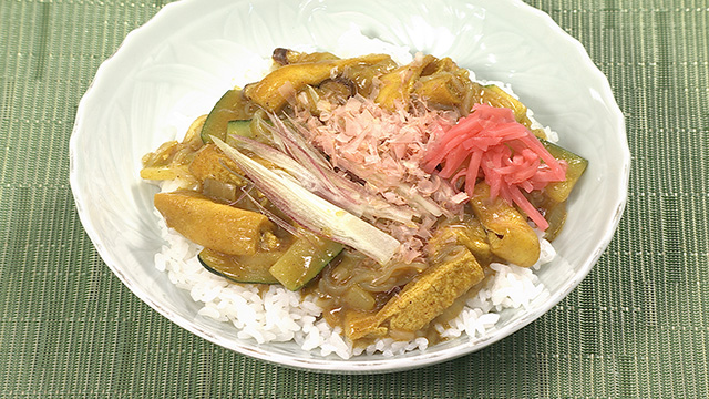 お盆にどうぞ　油揚げのカレー丼