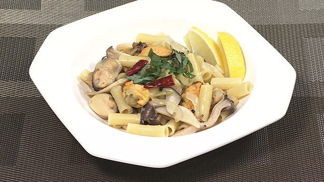 蒸しきのことムール貝のひと鍋パスタ