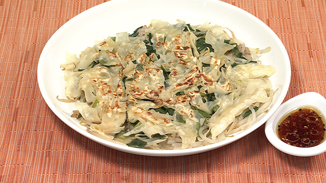 もやしと挽き肉の餃子風フライパン焼き