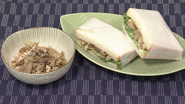 鶏ごぼう炒めでサンドイッチ