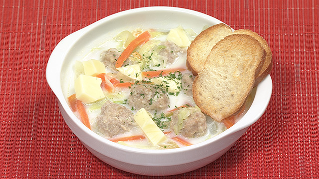 野菜とミートボールのミルクスープ