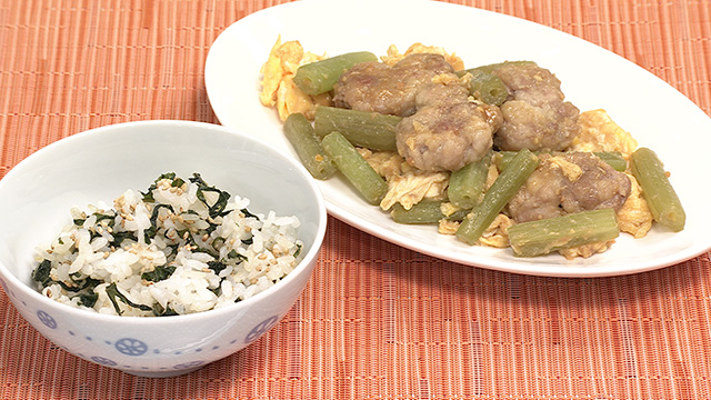 フキと豚肉の味噌炒め　フキの葉ごはん