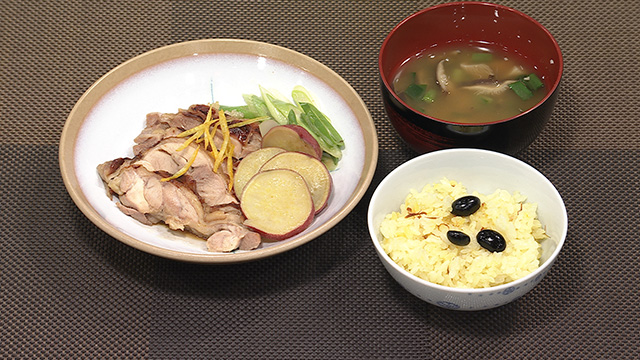さつま芋と鶏のフライパン蒸し　紅花ライス　ニラのお味噌汁