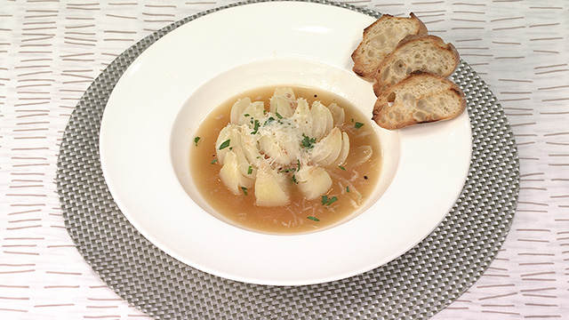 丸ごと新玉ねぎのオニオンスープ