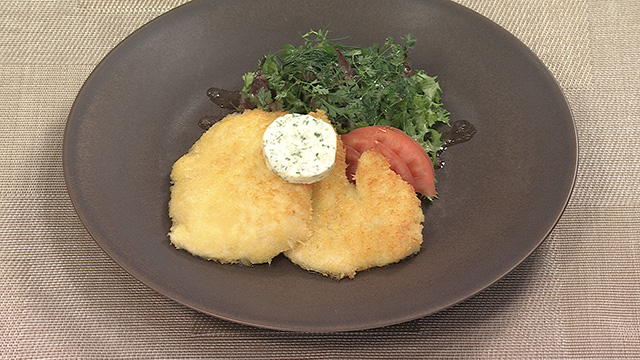 鶏むね肉のパン粉焼き　香草バターソース