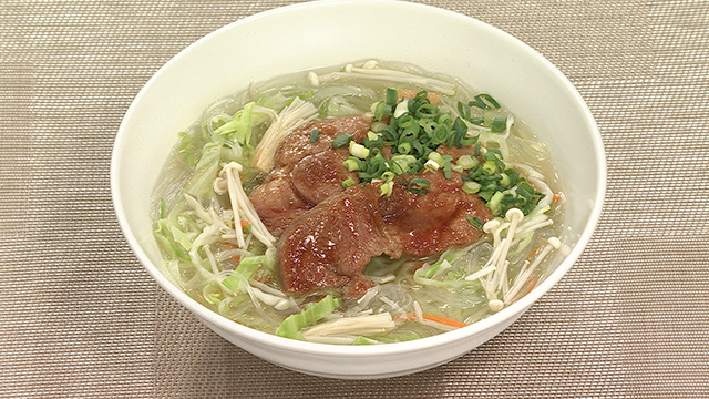 野菜たっぷり春雨スープ　焼き肉のせ