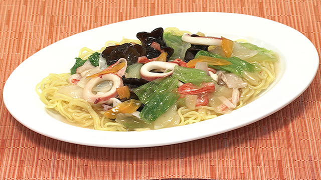 レタスとイカで八宝菜麺
