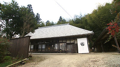 柚子のあぜ道　雨乞のかえる