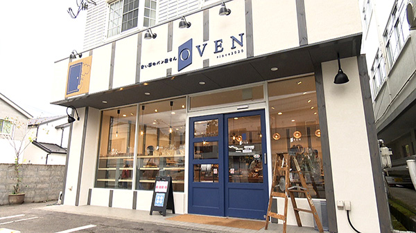 青い扉のパン屋さん　OVEN