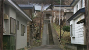 神社に続く路地