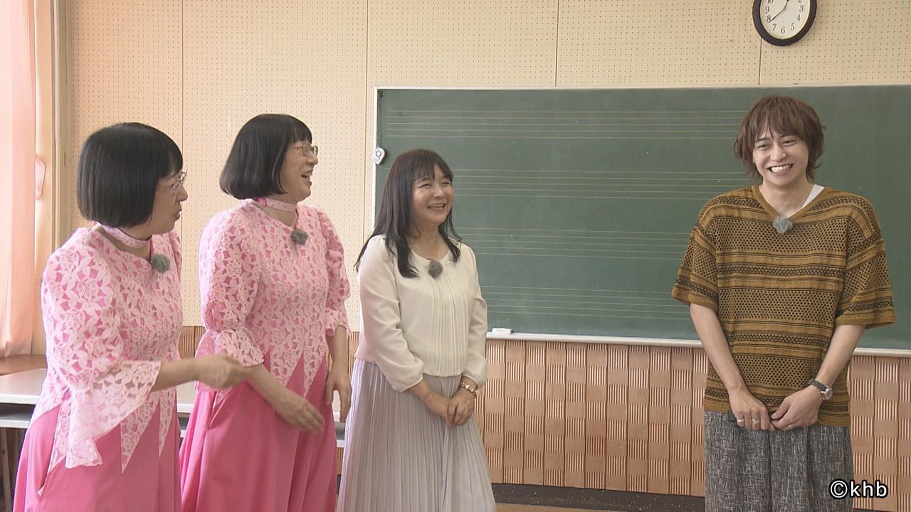 教室で恩師と再会する出演者