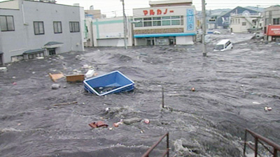“黒い津波”街を襲った衝撃の正体